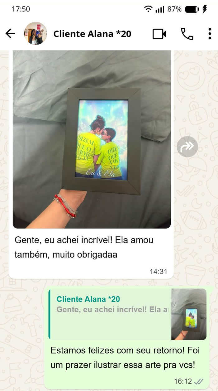 Print de conversa no WhatsApp: a cliente Alana segura o porta-retrato com a ilustração do casal e escreve que achou incrível e que ela também amou.