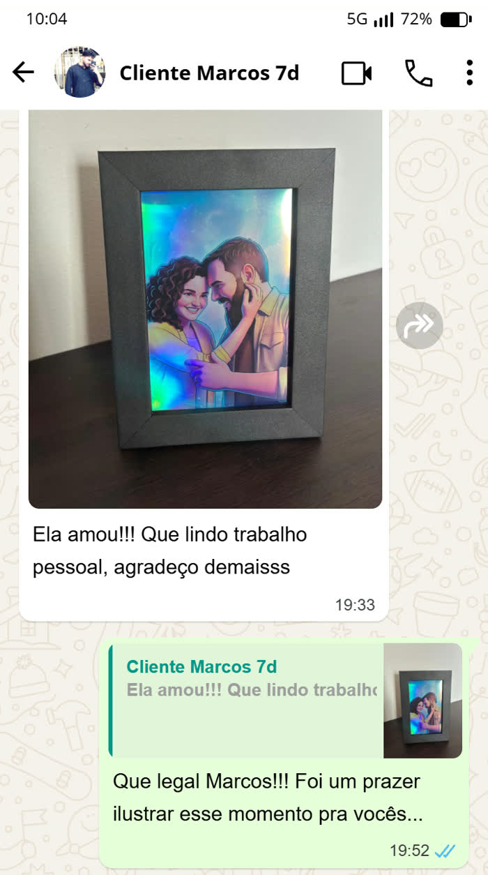 Print de conversa no WhatsApp: o cliente Marcos envia a foto do porta-retrato com a ilustração holográfica do casal e escreve que ela amou e agradece pelo trabalho.