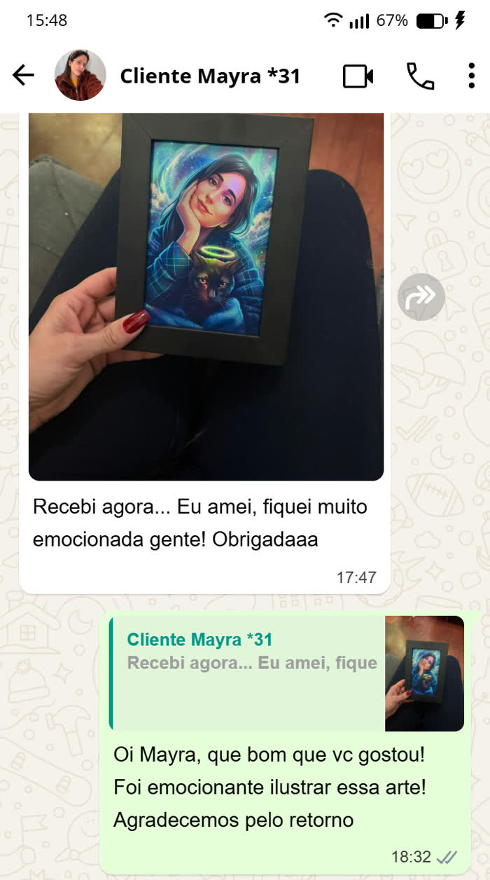 Print de conversa no WhatsApp: a cliente Mayra segura o porta-retrato com a ilustração dela e do gato preto e escreve que recebeu, amou e ficou emocionada.